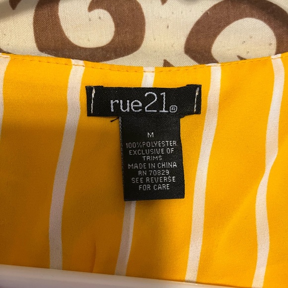 Beautiful top - Picture 3 of 3